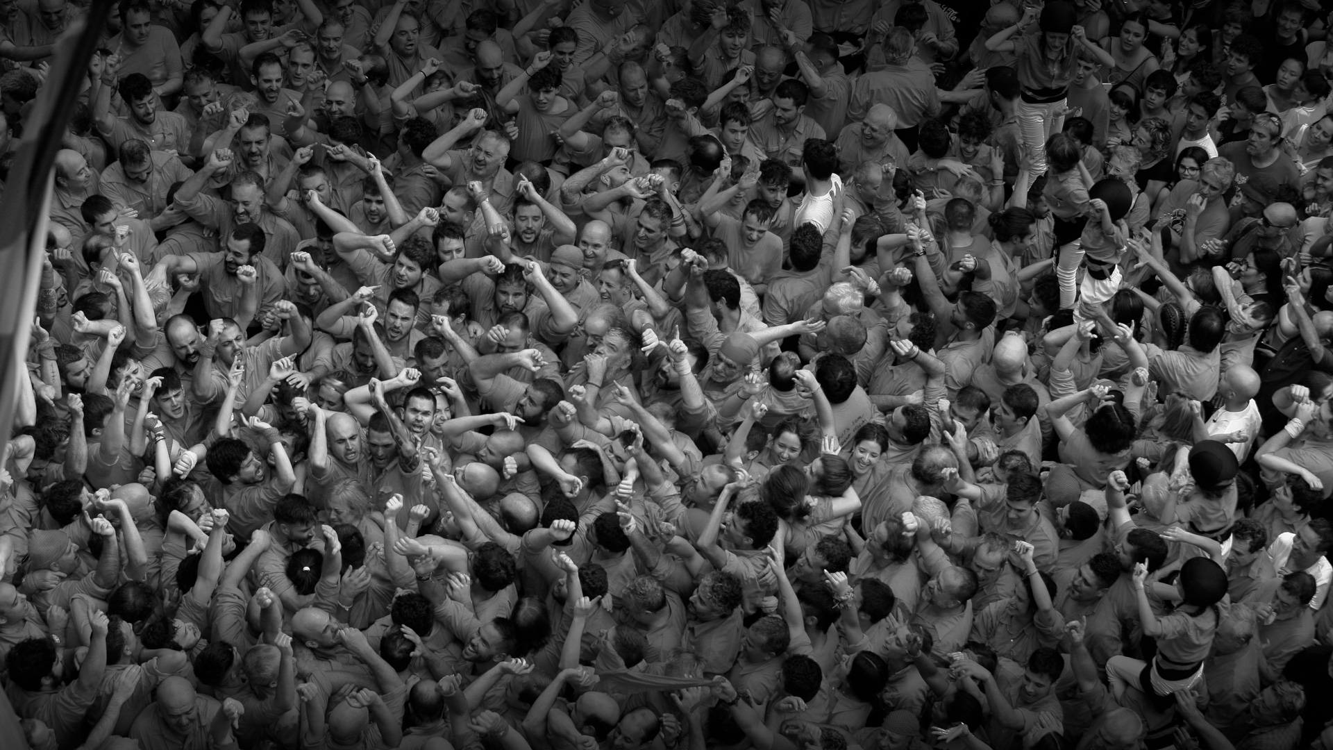 Castellers de Valls celebrant a plaça en blanc i negre.